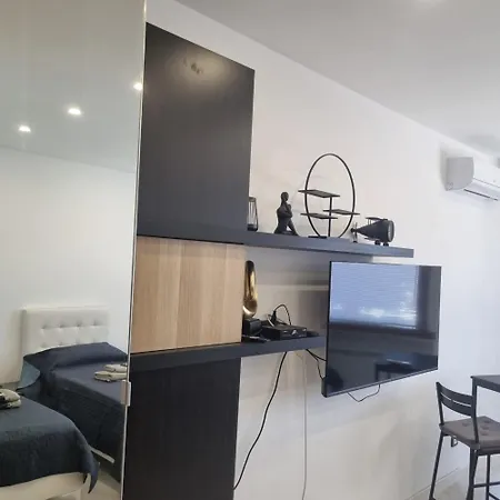 Sanzio, Centro شقة مونفالكوني